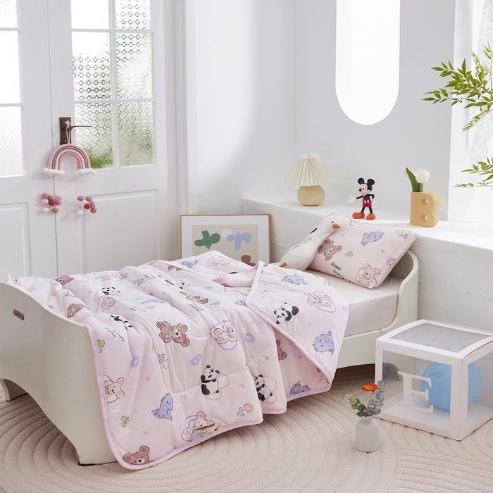 91家纺网 家纺一手货源 找家纺 丝涟家居 2025新款A类卡通小清新双面印花凉感丝夏被玩具乐园