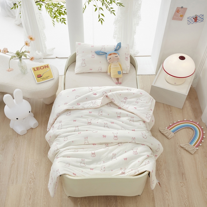 91家纺网 家纺一手货源 找家纺 丝涟家居 2025新款A类双面针织棉卡通小清新滚绳工艺夏被乖乖兔