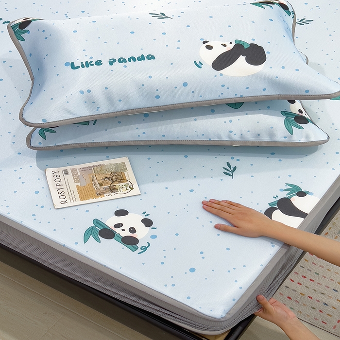 91家纺网 家纺一手货源 找家纺 摩妮卡 2025新款小清新碳光冰丝软席床笠款单床笠三件套 冰蓝熊猫