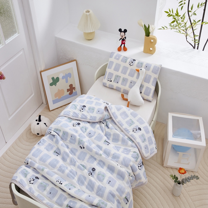 91家纺网 家纺一手货源 找家纺 丝涟家居 2025新款A类卡通小清新双面印花凉感丝夏被小熊猫