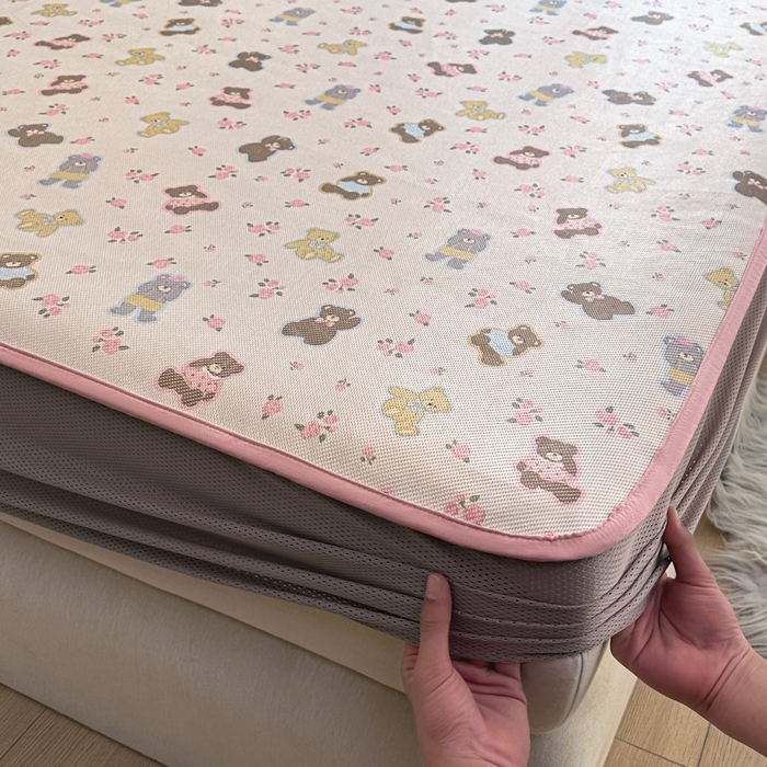 91家纺网 家纺一手货源 找家纺 迪乐妮 2025新款真冰藤印花床笠款凉席 小熊乐园-粉