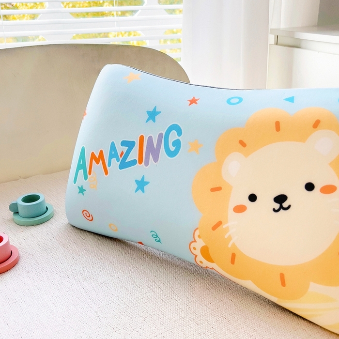 91家纺网 家纺一手货源 找家纺 2025新款卡通凉感丝亲肤枕 惊喜小狮子50*30*4 