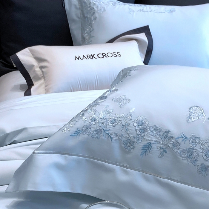 91家纺网 家纺一手货源 找家纺 佳汐蓝2025新款清雅自然刺绣黄金棉系列四件套价格表券后不低于498/518元 苏莉春天-粉末蓝