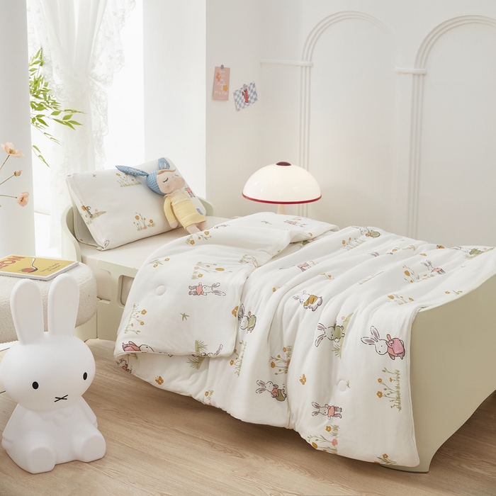 91家纺网 家纺一手货源 找家纺 丝涟家居 2025新款A类双面针织棉卡通小清新滚绳工艺夏被田园兔