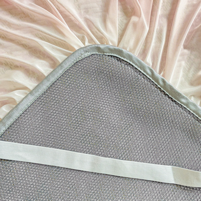 91家纺网 家纺一手货源 找家纺 富馨莱 2025春夏新款公主仙女风480克PE凉感凉豆豆床裙凉席三件套 玫瑰花园-粉床裙款