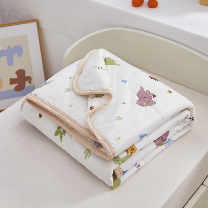 91家纺网 家纺一手货源 找家纺 丝涟家居 2025新款A类卡通小清新双面印花凉感丝夏被恐龙乐园