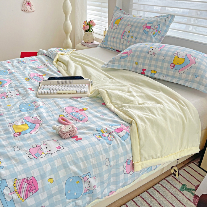 91家纺网 家纺一手货源 找家纺 富艺隆 2025新款水洗棉双层纱夏被 蛋糕小猫蓝