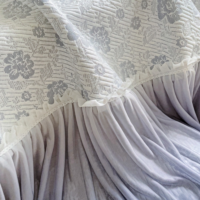 91家纺网 家纺一手货源 找家纺 富馨莱 2025春夏新款公主仙女风480克PE凉感凉豆豆床裙凉席三件套 玫瑰花园-灰床裙款