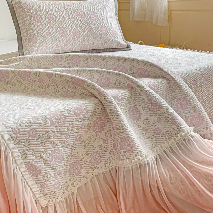 91家纺网 家纺一手货源 找家纺 富馨莱 2025春夏新款公主仙女风480克PE凉感凉豆豆床裙凉席三件套 玫瑰花园-粉床裙款