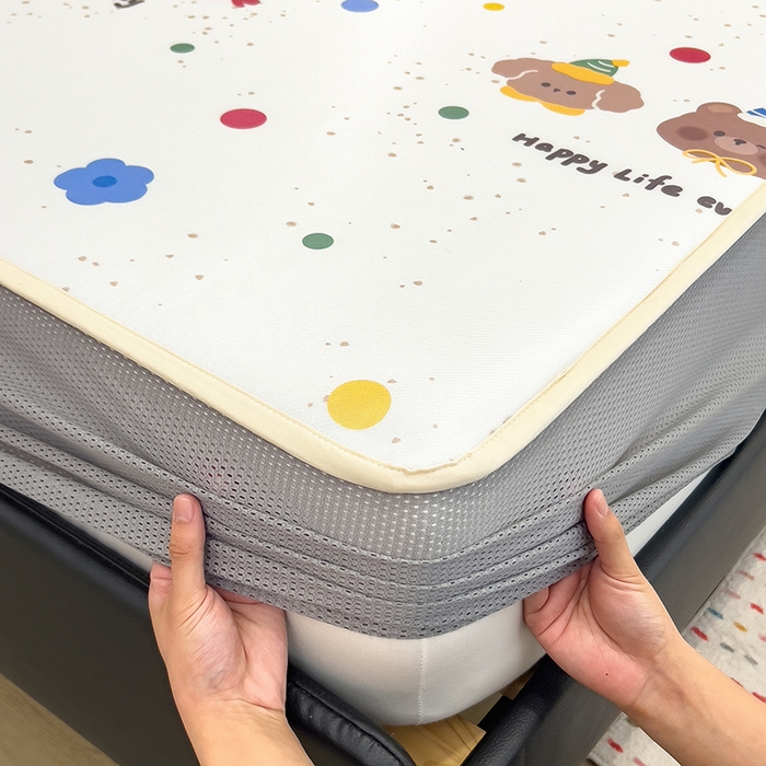 91家纺网 家纺一手货源 找家纺 摩妮卡 2025新款小清新碳光冰丝软席床笠款单床笠三件套 彩点萌友