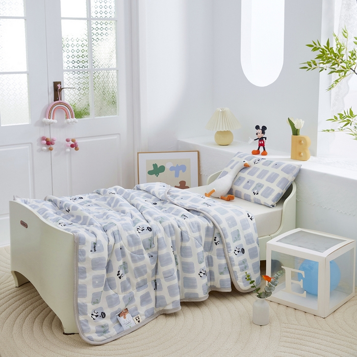 91家纺网 家纺一手货源 找家纺 丝涟家居 2025新款A类卡通小清新双面印花凉感丝夏被小熊猫