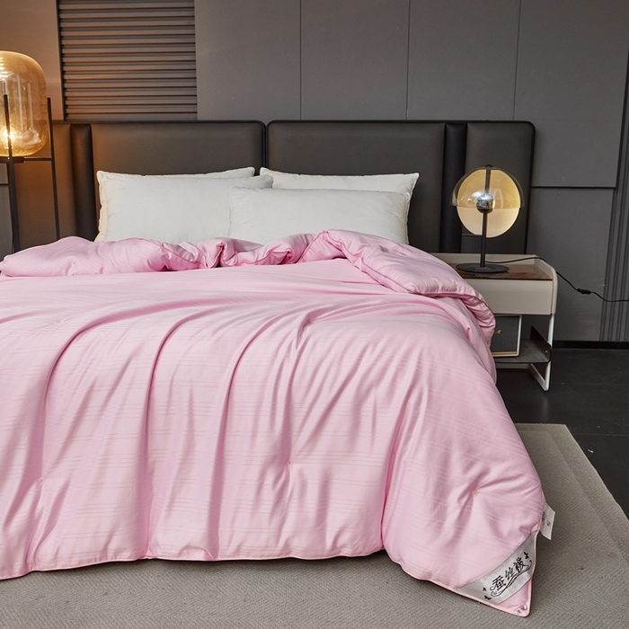 91家纺网 家纺一手货源 找家纺 金同成家纺 2025新款缎条蚕丝被春秋被子母被冬被子被芯 樱花粉