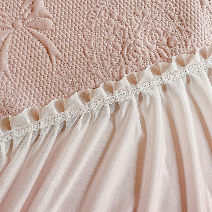 91家纺网 家纺一手货源 找家纺 富馨莱 2025春夏新款公主仙女风480克PE凉感凉豆豆床裙凉席三件套 蝴蝶结-粉床裙款