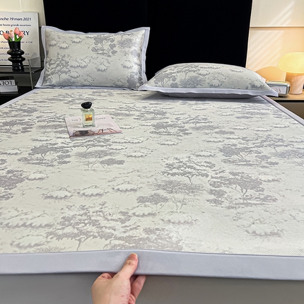 91家纺网 家纺一手货源 找家纺 倾慕家纺 2025新款冰泉丝水墨风印花包边席子凉席 林影浅灰