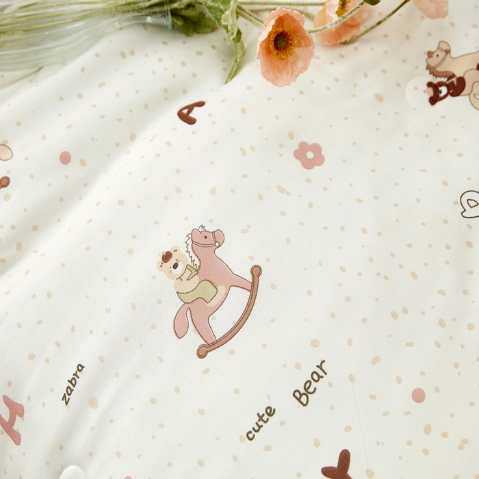 91家纺网 家纺一手货源 找家纺 丝涟家居 2025新款A类双面针织棉卡通小清新滚绳工艺夏被木马熊