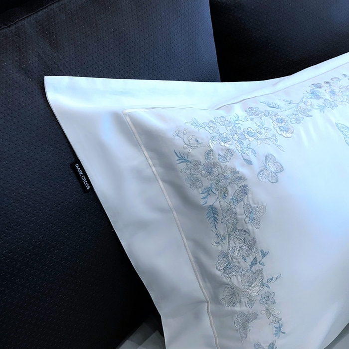 91家纺网 家纺一手货源 找家纺 佳汐蓝2025新款清雅自然刺绣黄金棉系列四件套价格表券后不低于498/518元 苏莉春天-粉末蓝