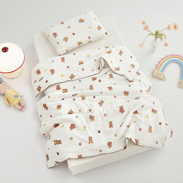 91家纺网 家纺一手货源 找家纺 丝涟家居 2025新款A类双面针织棉卡通小清新滚绳工艺夏被草莓熊