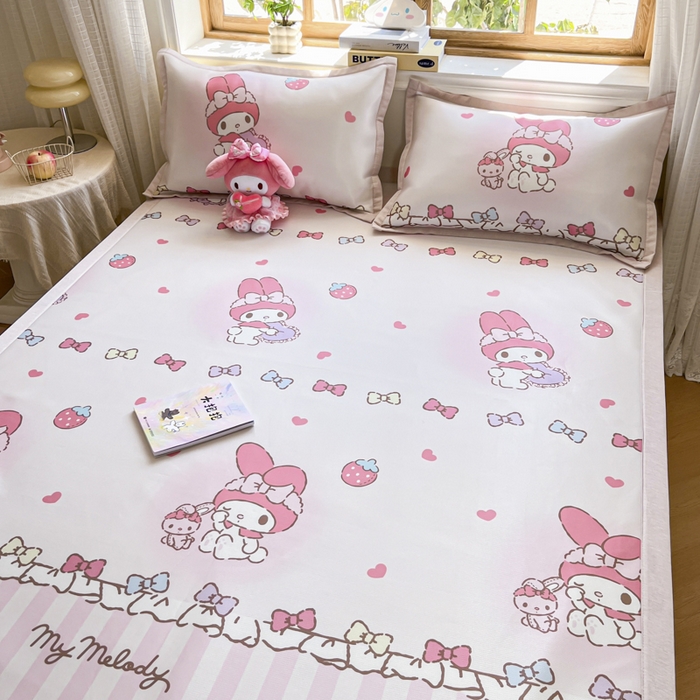 91家纺网 家纺一手货源 找家纺 博雅 2025新款三丽欧A类小版数码印花1200D冰丝凉席凉席席子 草莓条纹美乐蒂