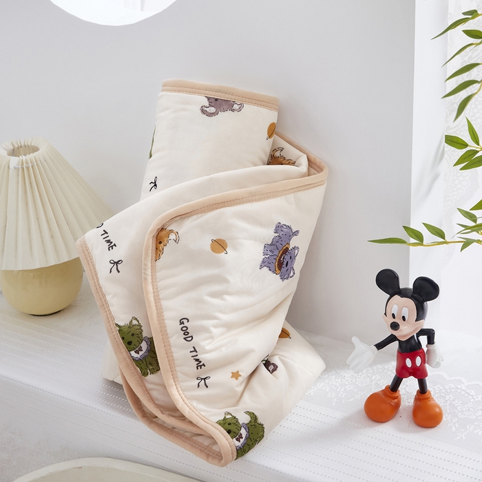 91家纺网 家纺一手货源 找家纺 丝涟家居 2025新款A类卡通小清新双面印花凉感丝夏被雪纳瑞