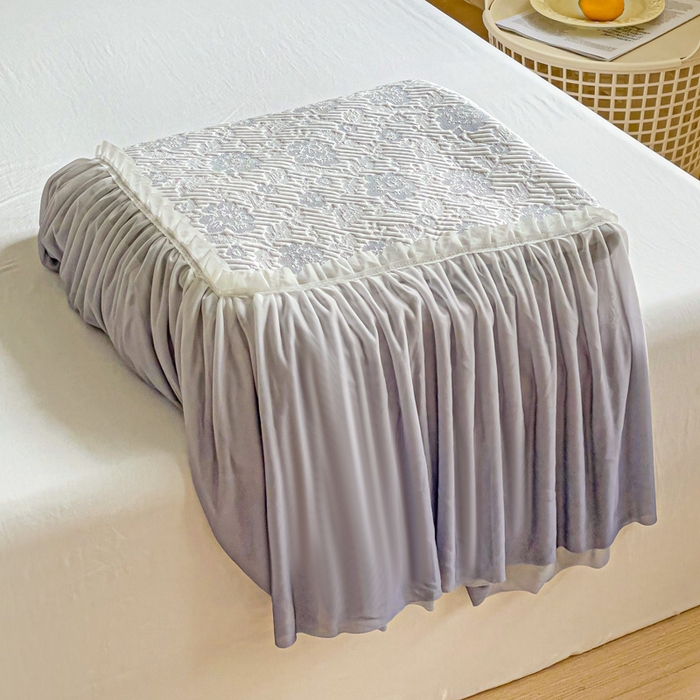 91家纺网 家纺一手货源 找家纺 富馨莱 2025春夏新款公主仙女风480克PE凉感凉豆豆床裙凉席三件套 玫瑰花园-灰床裙款