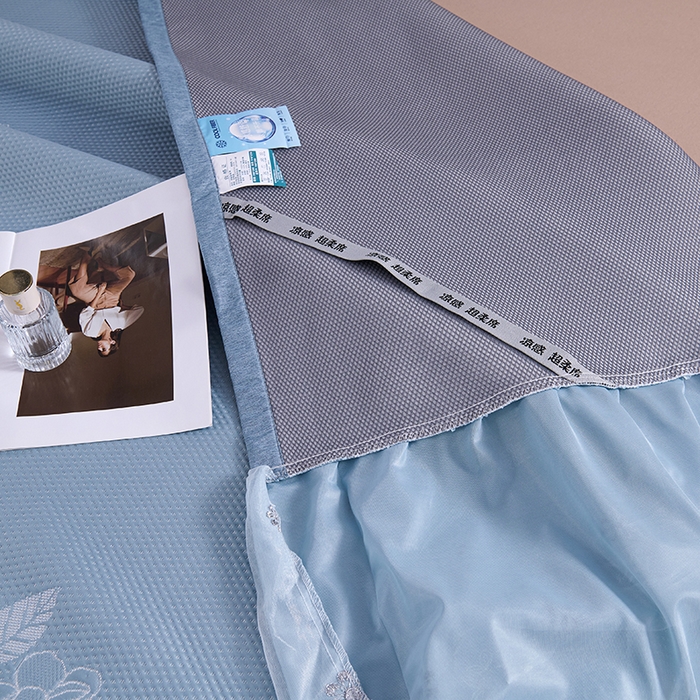 91家纺网 家纺一手货源 找家纺 席之家 2025新款3D冰感蕾丝床裙豆豆席 蕾丝-茶花之恋-蓝