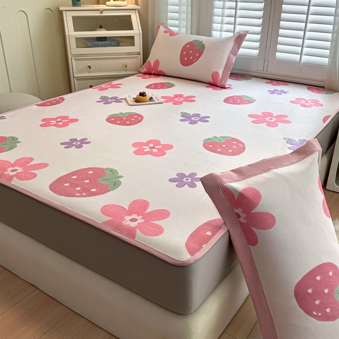 91家纺网 家纺一手货源 找家纺 迪乐妮 2025新款真冰藤印花床笠款凉席 甜心草莓