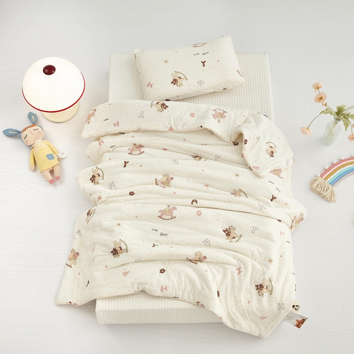 91家纺网 家纺一手货源 找家纺 丝涟家居 2025新款A类双面针织棉卡通小清新滚绳工艺夏被木马熊