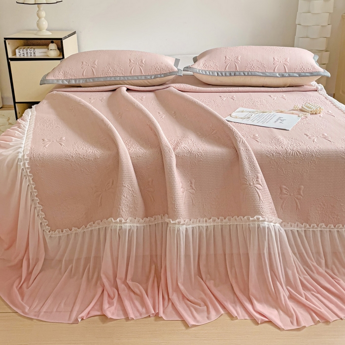 91家纺网 家纺一手货源 找家纺 富馨莱 2025春夏新款公主仙女风480克PE凉感凉豆豆床裙凉席三件套 蝴蝶结-粉床裙款