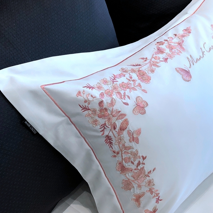 91家纺网 家纺一手货源 找家纺 佳汐蓝2025新款清雅自然刺绣黄金棉系列四件套价格表券后不低于498/518元 苏莉春天-羽缎白