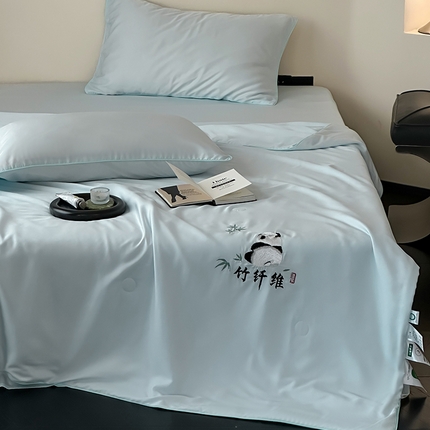91家纺网 家纺一手货源 找家纺 一加一 2025新款A类天竹刺绣蚕蛹蛋白纤维夏被四件套 熊猫-水冰蓝