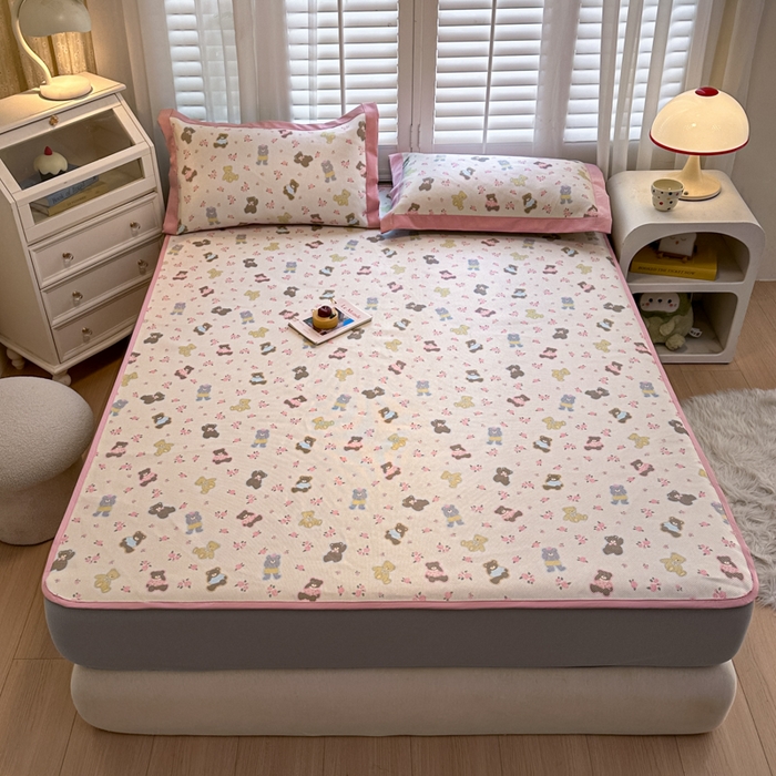 91家纺网 家纺一手货源 找家纺 迪乐妮 2025新款真冰藤印花床笠款凉席 小熊乐园-粉