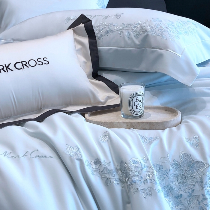 91家纺网 家纺一手货源 找家纺 佳汐蓝2025新款清雅自然刺绣黄金棉系列四件套价格表券后不低于498/518元 苏莉春天-粉末蓝