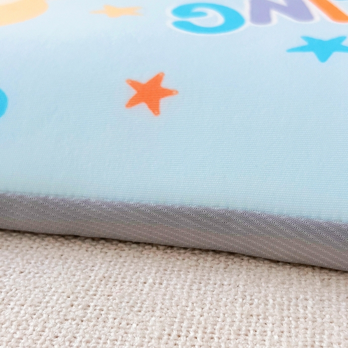 91家纺网 家纺一手货源 找家纺 2025新款卡通凉感丝亲肤枕 惊喜小狮子50*30*4 