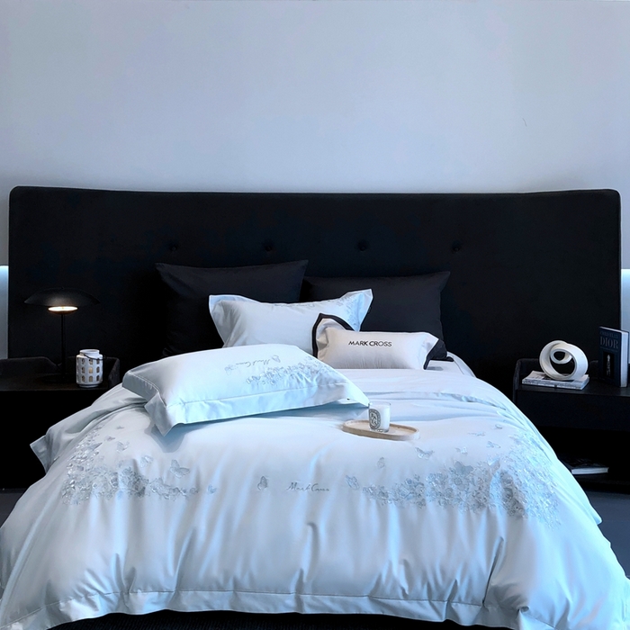 91家纺网 家纺一手货源 找家纺 佳汐蓝2025新款清雅自然刺绣黄金棉系列四件套价格表券后不低于498/518元 苏莉春天-粉末蓝