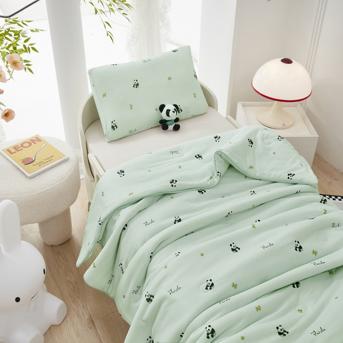 91家纺网 家纺一手货源 找家纺 丝涟家居 2025新款A类双面针织棉卡通小清新滚绳工艺夏被熊猫乐园