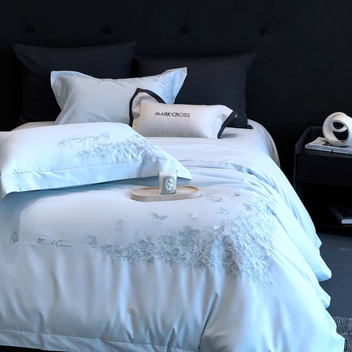 91家纺网 家纺一手货源 找家纺 佳汐蓝2025新款清雅自然刺绣黄金棉系列四件套价格表券后不低于498/518元 苏莉春天-粉末蓝