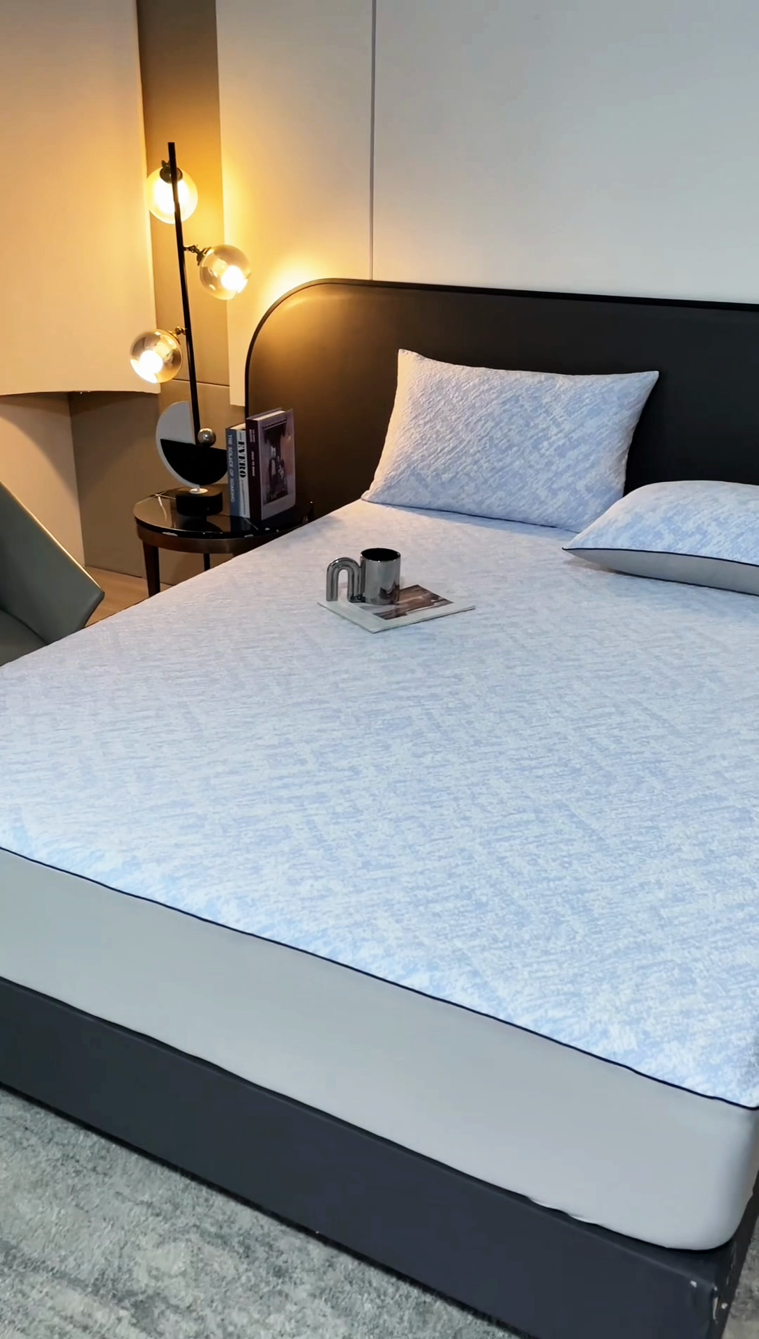 91家纺网 家纺一手货源 找家纺 锦罗绣 2025春夏新款PE中分子凉感提花软凉席席子 流金岁月-蓝 床笠款