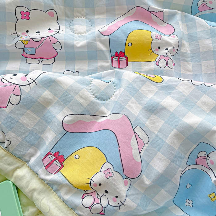 91家纺网 家纺一手货源 找家纺 富艺隆 2025新款水洗棉双层纱夏被 蛋糕小猫蓝