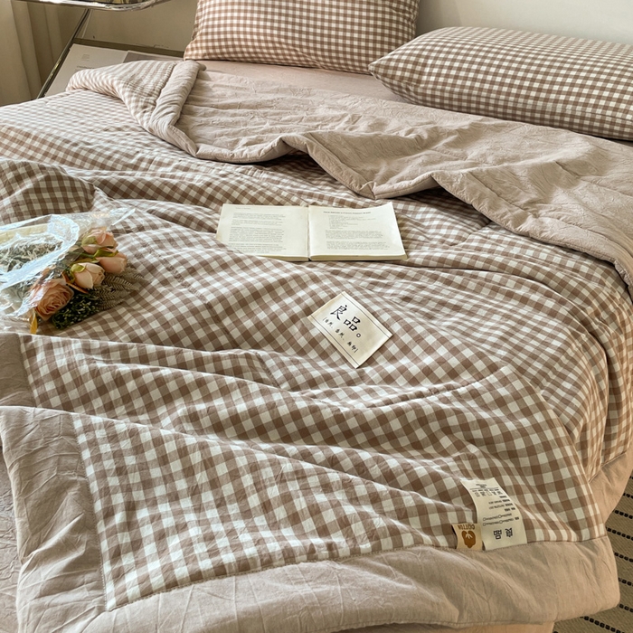 91家纺网 家纺一手货源 找家纺 2025梦初语新款无印风棉花夏被 咖小格