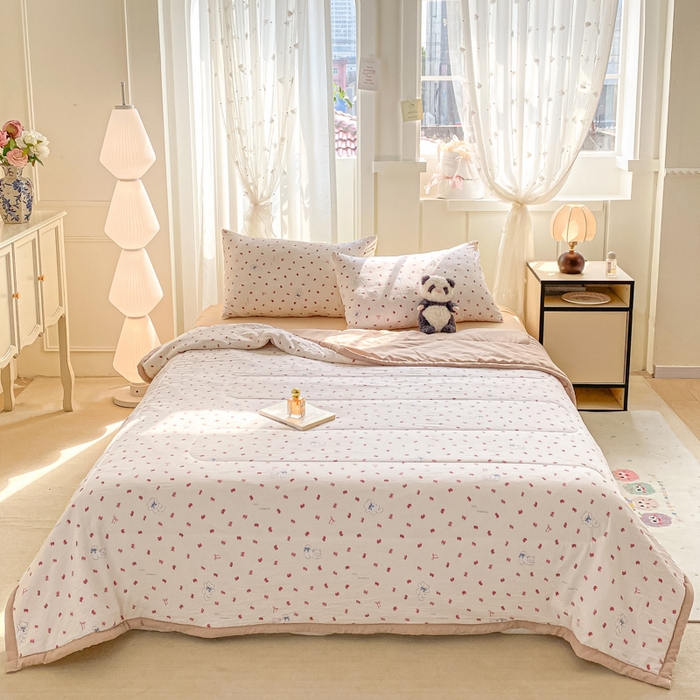 91家纺网 家纺一手货源 找家纺 2025梦初语新款水洗棉印花棉花被 草莓小熊