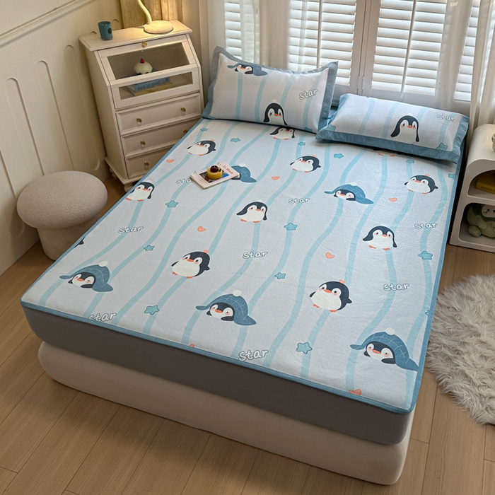 91家纺网 家纺一手货源 找家纺 迪乐妮 2025新款真冰藤印花床笠款凉席 小企鹅