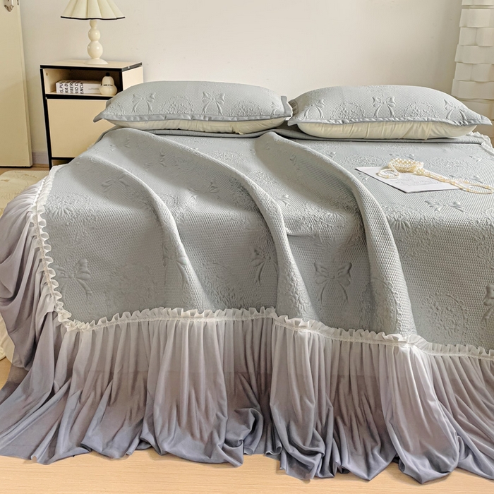 91家纺网 家纺一手货源 找家纺 富馨莱 2025春夏新款公主仙女风480克PE凉感凉豆豆床裙凉席三件套 蝴蝶结-灰床裙款