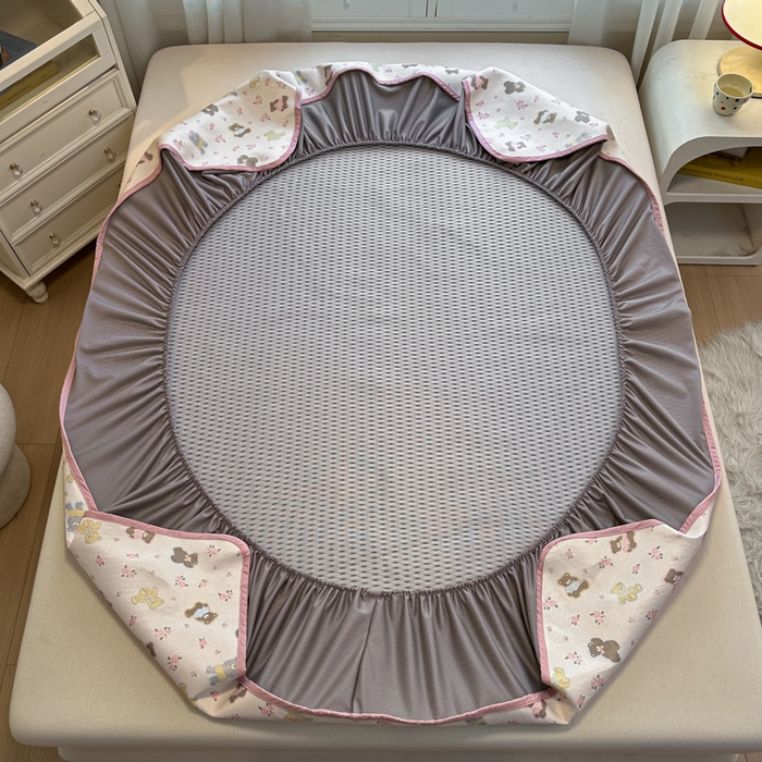 91家纺网 家纺一手货源 找家纺 迪乐妮 2025新款真冰藤印花床笠款凉席 小熊乐园-粉