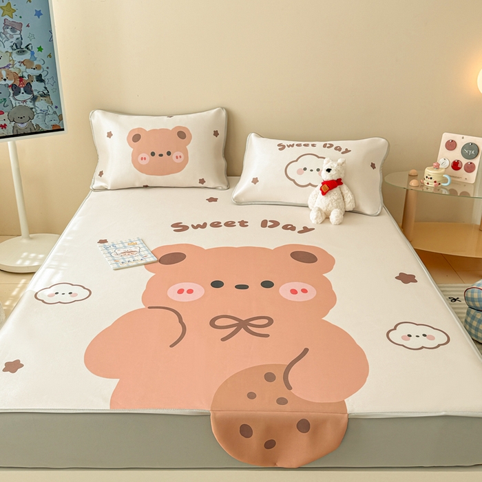 91家纺网 家纺一手货源 找家纺 慕尚家纺 2025新款凉感卡通工艺席床笠-饼干熊