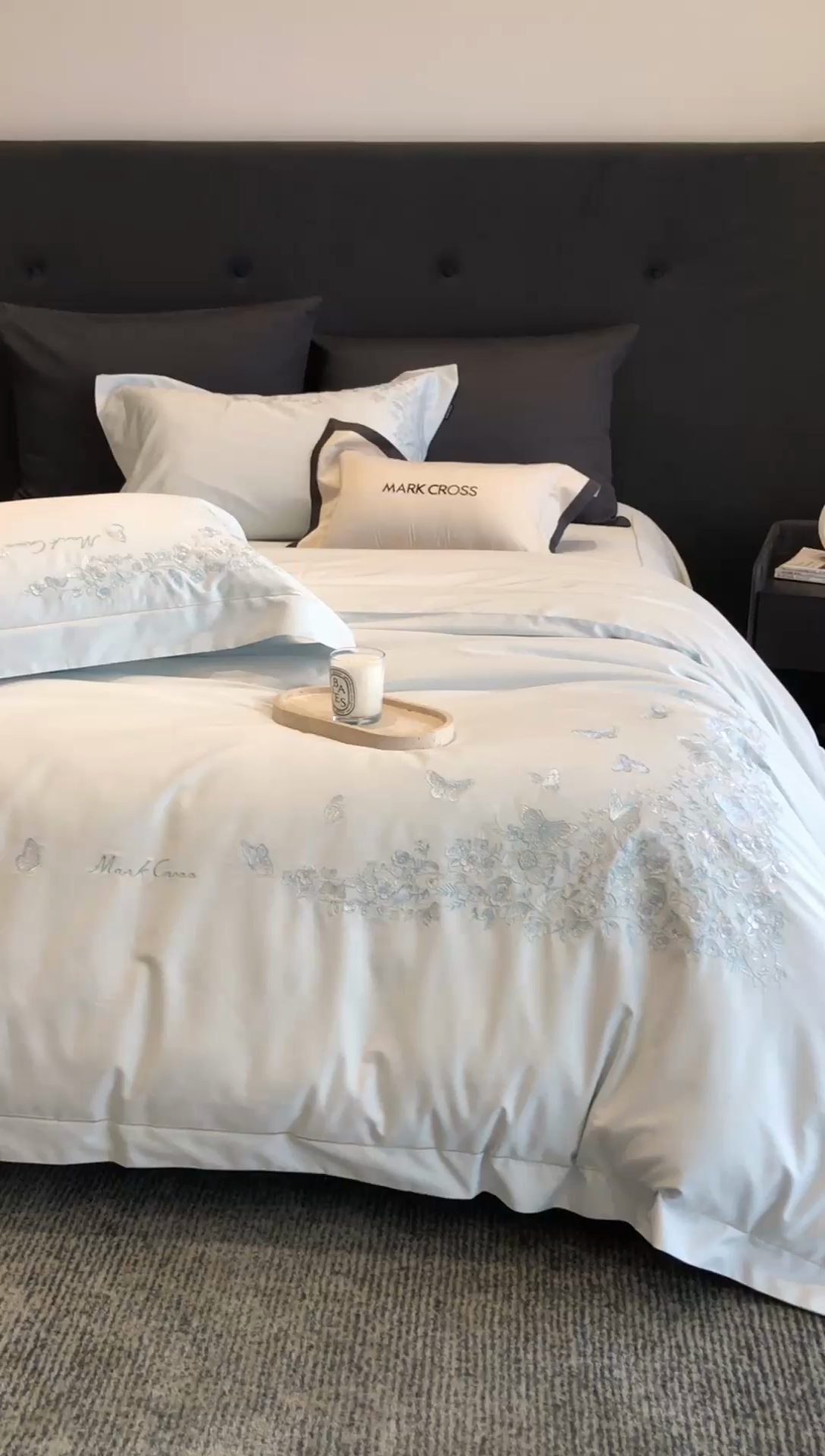 91家纺网 家纺一手货源 找家纺 佳汐蓝2025新款清雅自然刺绣黄金棉系列四件套价格表券后不低于498/518元 苏莉春天-粉末蓝