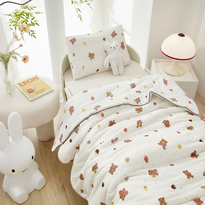 91家纺网 家纺一手货源 找家纺 丝涟家居 2025新款A类双面针织棉卡通小清新滚绳工艺夏被草莓熊