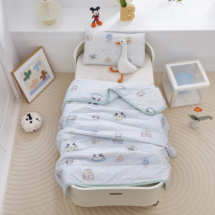 91家纺网 家纺一手货源 找家纺 丝涟家居 2025新款A类卡通小清新双面印花凉感丝夏被慵懒猫