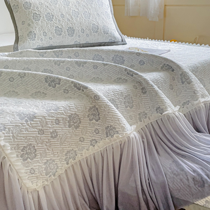 91家纺网 家纺一手货源 找家纺 富馨莱 2025春夏新款公主仙女风480克PE凉感凉豆豆床裙凉席三件套 玫瑰花园-灰床裙款