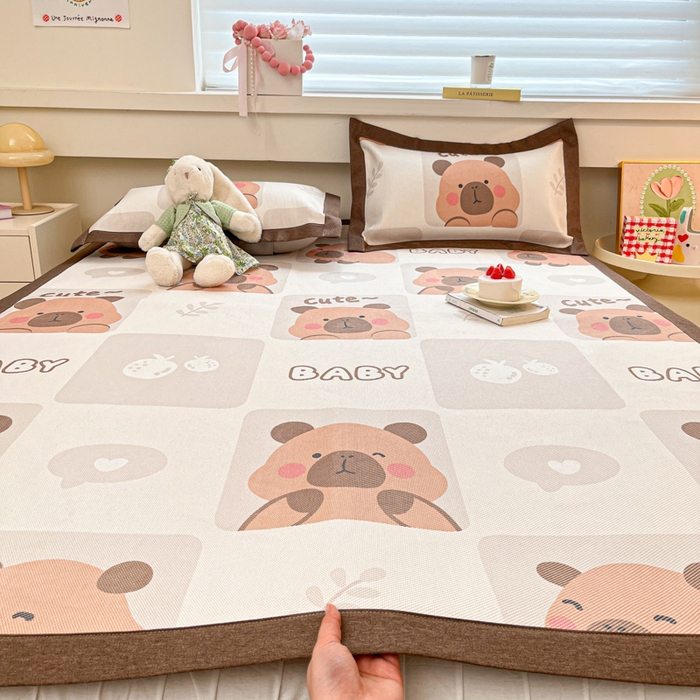 91家纺网 家纺一手货源 找家纺 迪乐妮 2025新款印花真冰藤冰凉席 卡皮巴拉