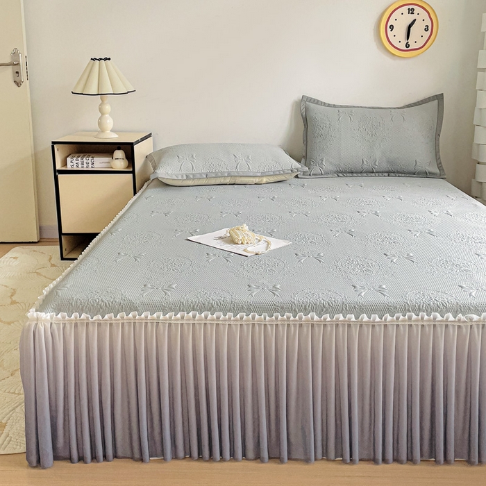 91家纺网 家纺一手货源 找家纺 富馨莱 2025春夏新款公主仙女风480克PE凉感凉豆豆床裙凉席三件套 蝴蝶结-灰床裙款